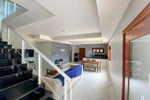a staircase in a house with a blue couch at Eficiência - Casa Recanto dos Ventos in Camocim