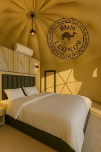 ワディ・ラムにあるRUM LEONOR lUXURY CAMPのベッドルーム1室(ベッド1台付)が備わります。