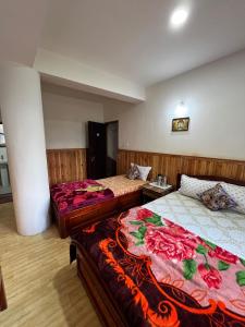 two beds in a hotel room with at Shenga Homestay in Ravangla