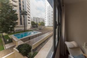 widok na basen z okna budynku w obiekcie Villa de Madrid 17 w mieście Huelva