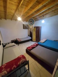 una camera da letto con due letti in una stanza di Badya Camp بادية كامب a Dahab