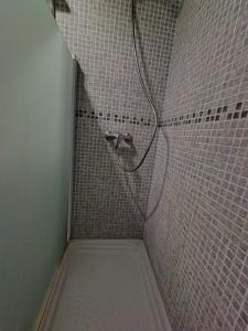 y baño alicatado con ducha y manguera. en Hogar, en Alicante