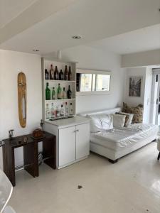 En eller flere senge i et værelse på Apart Recoleta con jacuzzi y balcón con parrilla propio