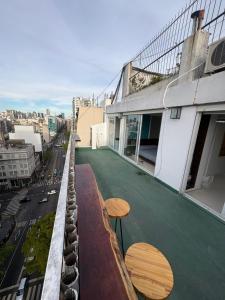 En balkon eller terrasse på Apart Recoleta con jacuzzi y balcón con parrilla propio