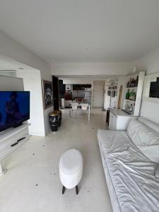 Et tv og/eller underholdning på Apart Recoleta con jacuzzi y balcón con parrilla propio