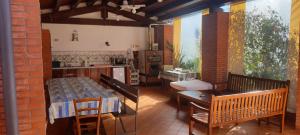 Una cocina y un comedor con mesa y sillas. en Caserta Holiday Rent, en Ustica