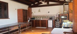 Una cocina con gabinetes de madera y encimera. en Caserta Holiday Rent, en Ustica