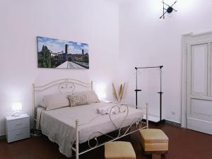 una camera da letto con un letto e un quadro sul muro di Nobile Dimora - Centro Storico Ascoli Piceno ad Ascoli Piceno