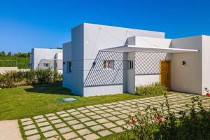 Sosuaにある3bedrooms villa at Villas Tisuの白い家