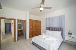 Sosuaにある3bedrooms villa at Villas Tisuのベッドと天井扇風機のある寝室 +6枚の写真