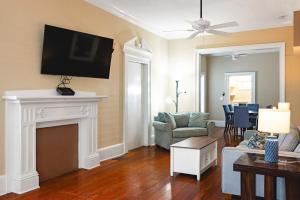 TV a/nebo společenská místnost v ubytování Sweet Caroline
