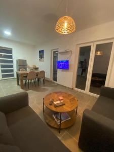 un salon avec un canapé et une table dans l'établissement Welcome to our vacation home in Sutomore, à Sutomore