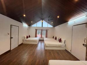 ein großes Zimmer mit zwei weißen Sofas und einem Fenster in der Unterkunft Rose Villa Homestay in Avathi + 24 Fotos