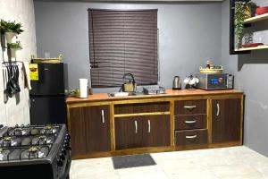 Gambar di galeri bagi 1 Bedroom House Sleeps 2 - Free Parking - WiFi di Tamale