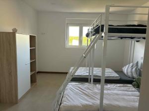 Un dormitorio con una litera con escalera. en Bem estar 3, en Chaves