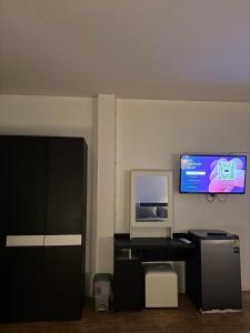 TV a/nebo společenská místnost v ubytování Pakkan Hotel พักกาญจน์