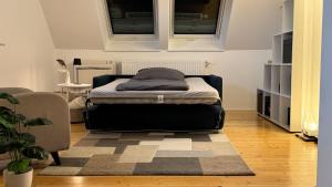 une chambre avec un lit au milieu d'une pièce dans l'établissement Apartment Köln Bonn DeLux Burgblick, à Bornheim