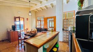 San Martín SarrocaにあるApartment with private pool and gardenのカウンタートップ付きのキッチンとリビングルーム