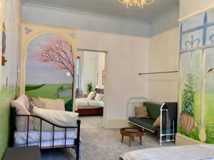 Χώρος καθιστικού στο Burlington Palace Eastbourne Seafront Villa with Garden.