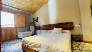 San Martín SarrocaにあるApartment with private pool and gardenのベッドと大きな窓のある寝室 +68枚の写真