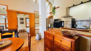 San Martín SarrocaにあるApartment with private pool and gardenのキッチン(木製カウンター、テーブル付)
