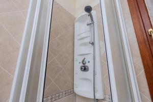 une cabine de douche avec toilettes dans une salle de bain dans l'établissement Terrace with View - Olbia Pasana, à Olbia 23 autres photos