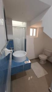 y baño con bañera y aseo. en LAS OLAS, en Paraíso