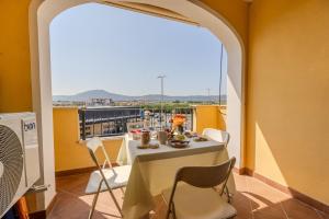 d'une table et de chaises sur un balcon avec vue. dans l'établissement Terrace with View - Olbia Pasana, à Olbia