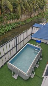 une piscine vide avec une chaise sur un bateau dans l'établissement Bayt Haven Homestay With Private Pool, à Batu Caves 9 autres photos