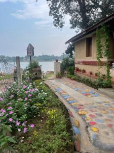 MaheshwarにあるKirti kewat Homestayの花屋の隣の石道