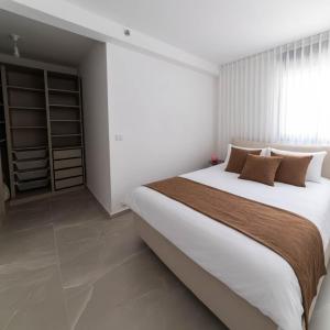 Katil atau katil-katil dalam bilik di O&O - 2 BR Stylish & Modern Apartment