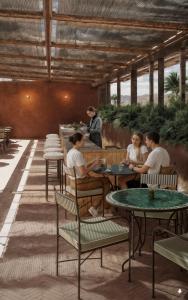 サン・ホセ・デル・カボにあるLaiva Hotel San Jose by Tasmanの座席の表