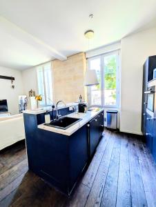 Kuchyň nebo kuchyňský kout v ubytování Appartement centre de Bordeaux Clim et tram