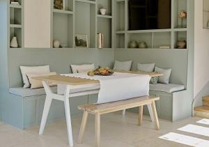Una mesa con un bol de fruta encima. en Pye Corner a Cotswold Manor with outdoor heated pool, en Broadway
