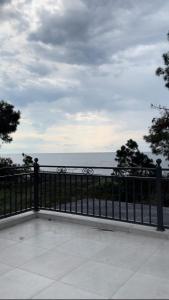 une vue sur l'océan derrière une clôture dans l'établissement Современные апартаменты на Магнитных песках, à Urekis Sadguri