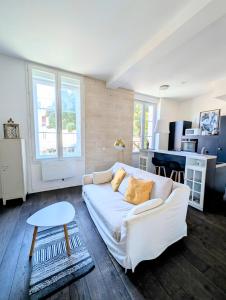 TV a/nebo společenská místnost v ubytování Appartement centre de Bordeaux Clim et tram