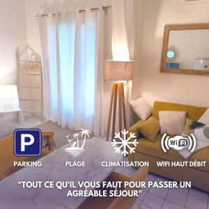 サンジルレバンにあるLe Rodrigues - parking - clim - wifi - plageのソファとテーブルのあるリビングルーム