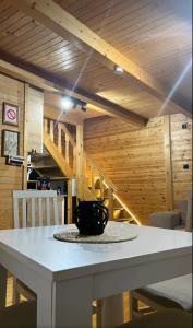 une table avec une tasse noire dessus dans une pièce dans l'établissement Brvnara Balorig, à Barič