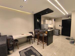 Η κουζίνα ή μικρή κουζίνα στο شاليه 3 غرف Lasirena Mini Egypt Resort Ain Sokhna Families only