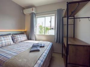 een slaapkamer met een stapelbed met een blauwe handdoek erop bij Curta Praia de Armação - Casa Violeta in Penha