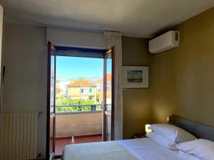 une chambre avec un lit et une vue sur un balcon dans l'établissement APT Cudino, à Arezzo