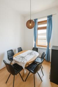 a dining room with a table and chairs at Flexibles Apartment nahe Frankfurt am Main in Niederdorla