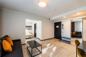 un salon avec un canapé et une table dans l'établissement Hotel NOSPA, à Kuressaare
