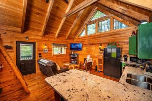 - une cuisine et un salon dans une cabane en bois dans l'établissement Two Bedroom Log Cabin, à Unionville