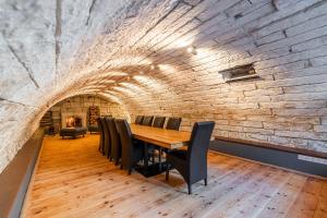 une salle à manger avec un mur en briques, une table et des chaises dans l'établissement Hotel NOSPA, à Kuressaare