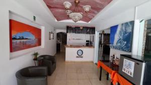 eine Lobby mit Stühlen und einem Tresen in einem Zimmer in der Unterkunft LAS OLAS in Paraíso + 9 Fotos