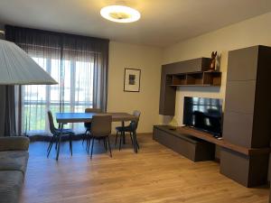 un salon avec une table à manger et une télévision dans l'établissement APT Cudino, à Arezzo