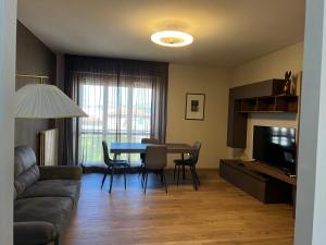un salon avec un canapé et une table dans l'établissement APT Cudino, à Arezzo