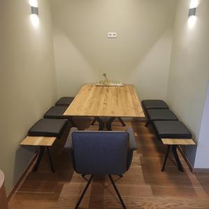 sala konferencyjna z drewnianym stołem i krzesłami w obiekcie Alpenperle w mieście Sankt Johann im Pongau