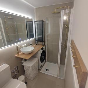 łazienka z umywalką i pralką w obiekcie Alpenperle w mieście Sankt Johann im Pongau